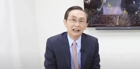 为了徐巧芯，吴子嘉和曹兴诚对赌“脱裤子”。曹兴诚是罢免徐巧芯的领衔人，早在今年2