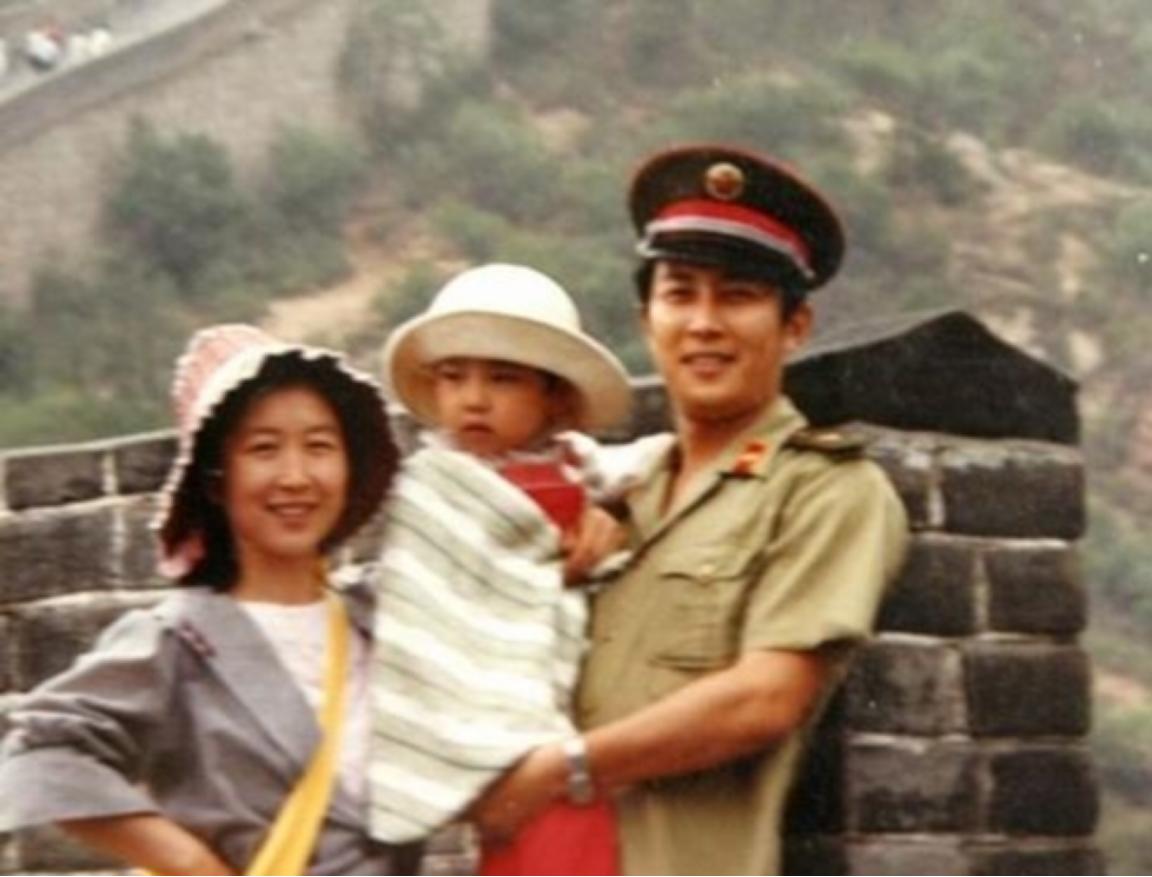 1990年除夕夜，唐国强的妻子洗完澡化完妆，穿上一身新衣，用一根绳子结束了自己的