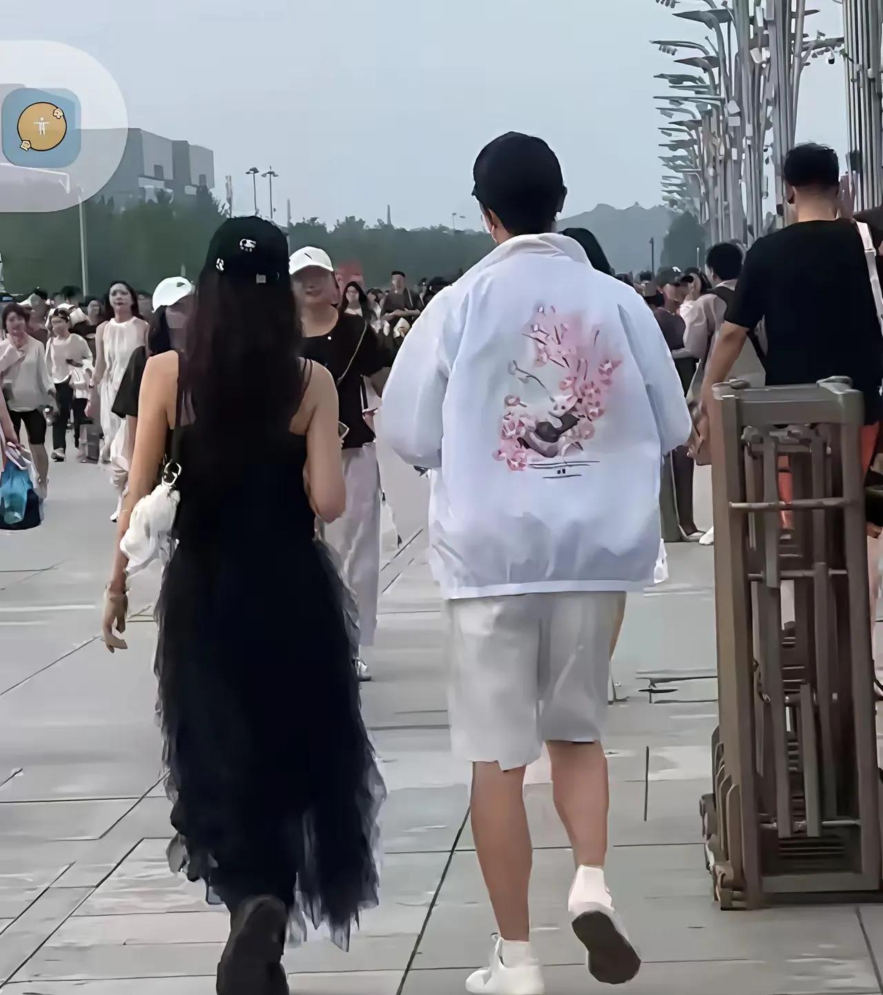 这几天国乒成员一个接一个往鸟巢跑，去听林俊杰的演唱会。27日林高远在演唱会嗨唱