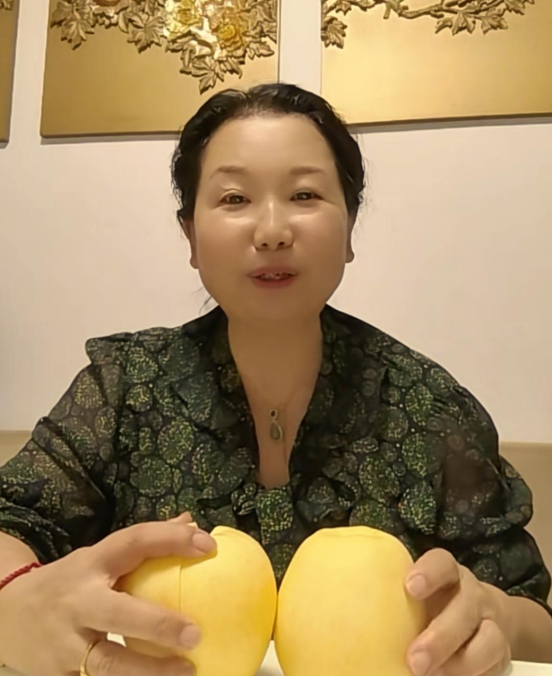 刚刚查了一下杜新枝不查不知道，一查真佩服，92年的，剖腹产住院14天，竟然要2