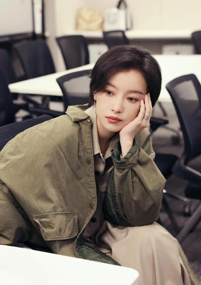 倪妮短发军绿风衣造型太绝了倪妮这组造型直接封神！✨利落短发搭配军绿风衣，