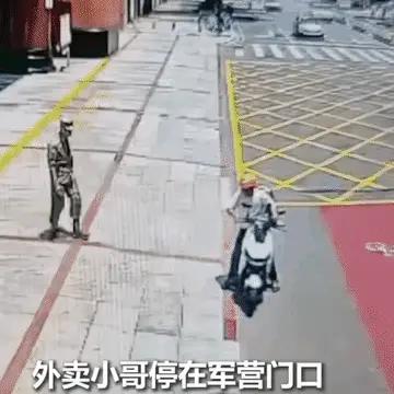 “上人民日报了！”湖南，一位外卖小哥奔波路上中暑，眩晕之际，拼尽全力骑向军营求助