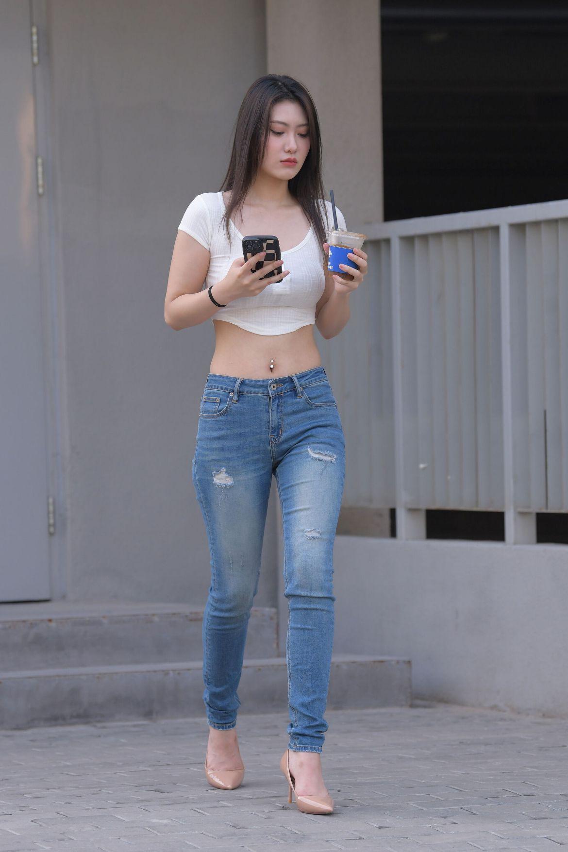 +破洞牛仔的适配度，是街头路过都会回头的清爽🌿