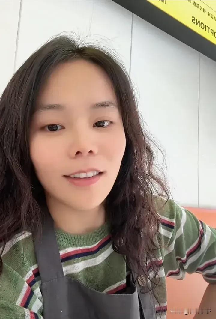 小熊忙的不亦乐乎！上午在陶瓷店直播卖瓷器，中午直奔炸鸡店卖炸鸡，杜粉夸老杜