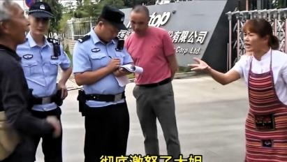 100万的拆迁款全部给了儿子，母亲患癌晚期后父亲当街向女儿下跪，恳求女儿为癌症晚