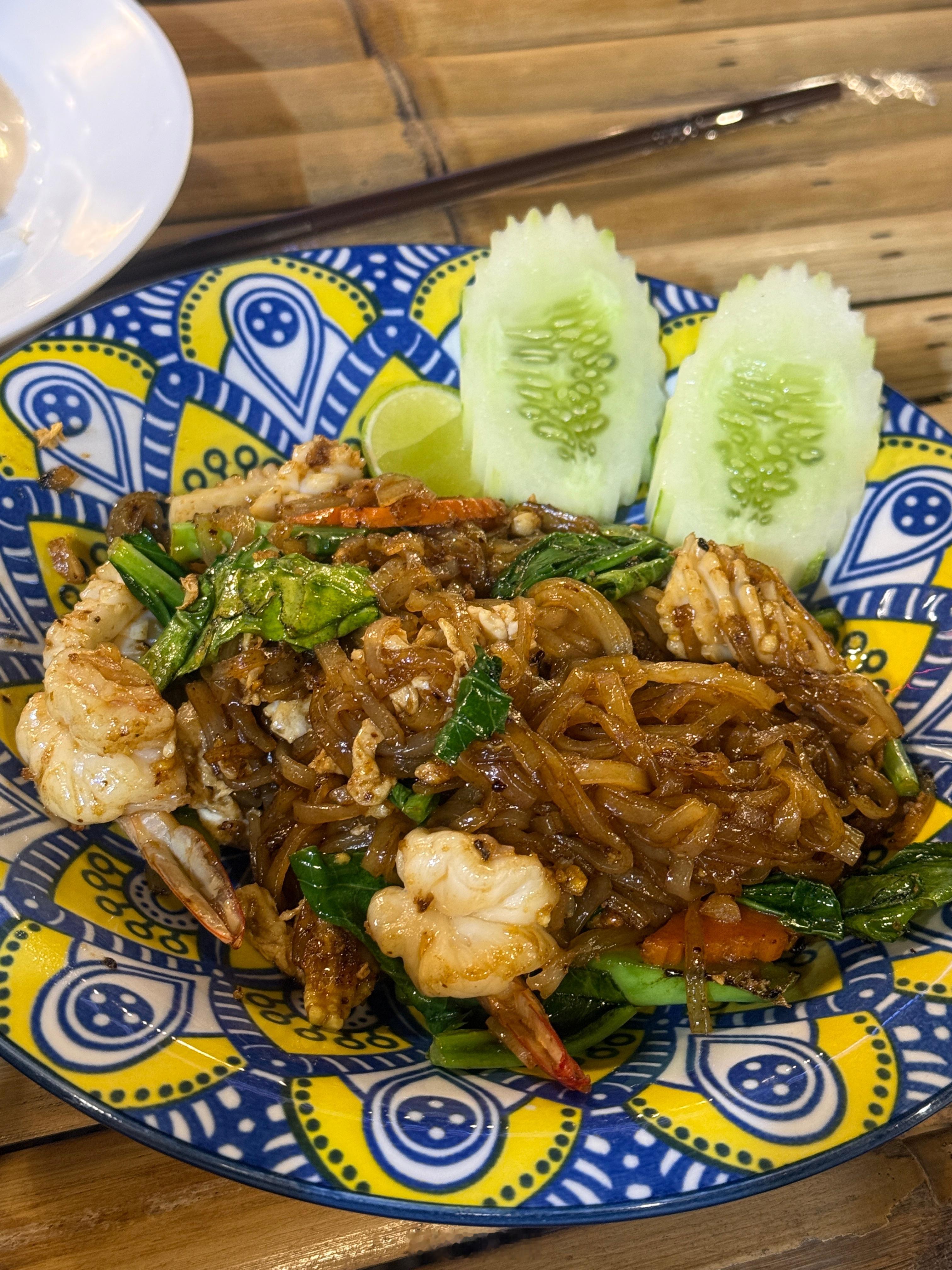 甲米物价真的感人皮皮虾和花蟹都是活的，虾也很新鲜，这一桌在厦门少说一千五（光是三