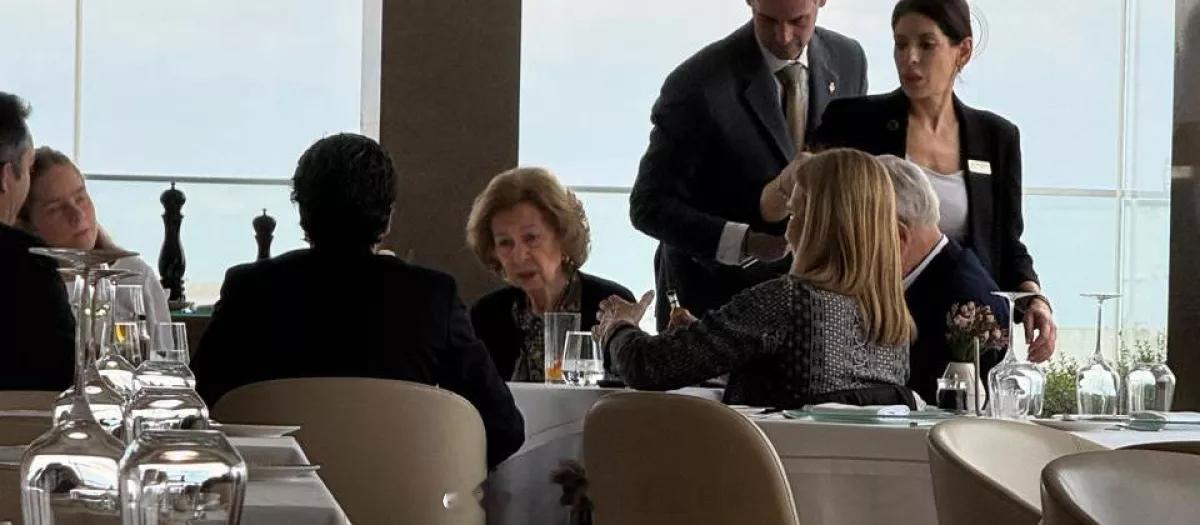 分享一则来自eldebate的消息~1月20日，费莱一家四口分别从雅典回国，莱