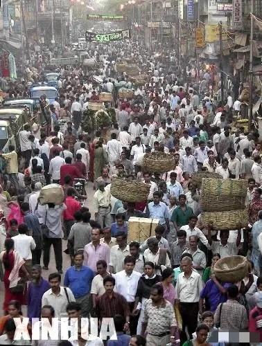 站在印度这座城市的街头，拥挤与混乱几乎是扑面而来的直观感受。密密麻麻的人群像潮水