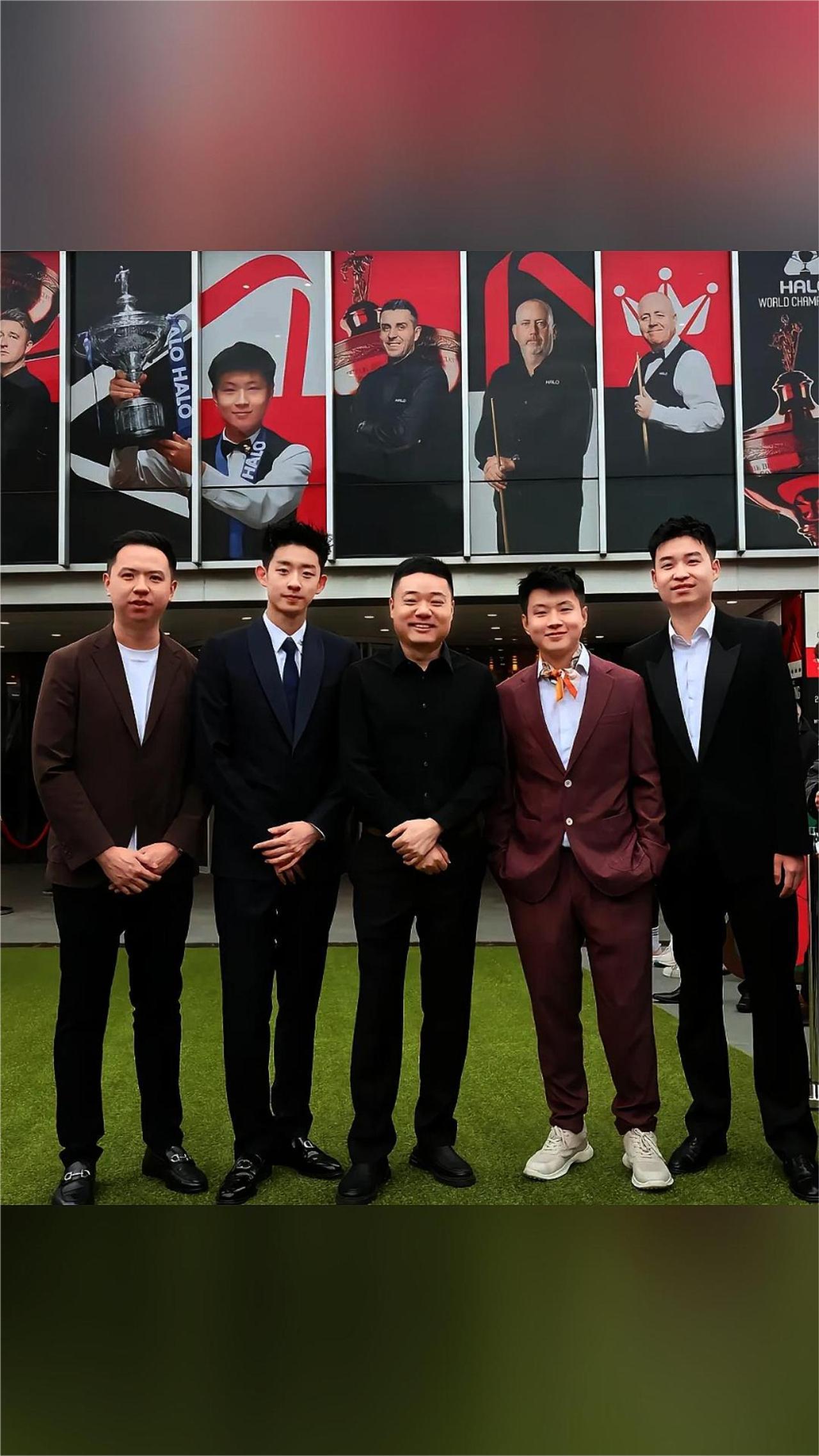 中国斯诺克军团合影，丁俊晖站C位，打心底对大哥尊重。注意看，这张合影丁俊晖稳稳