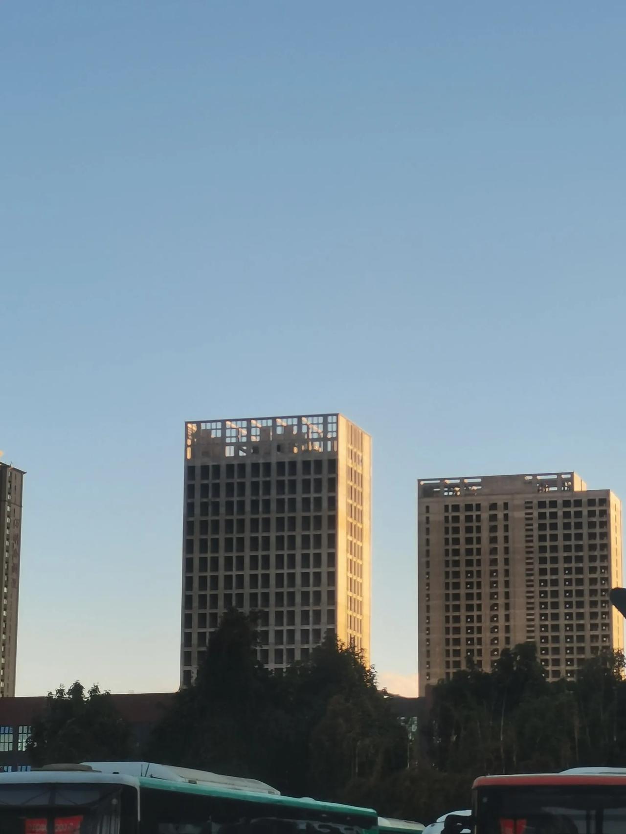 万科还是看走眼了昆明，也可以说是地段不对，万科对昆明的商业没有信心。这两幢写字楼