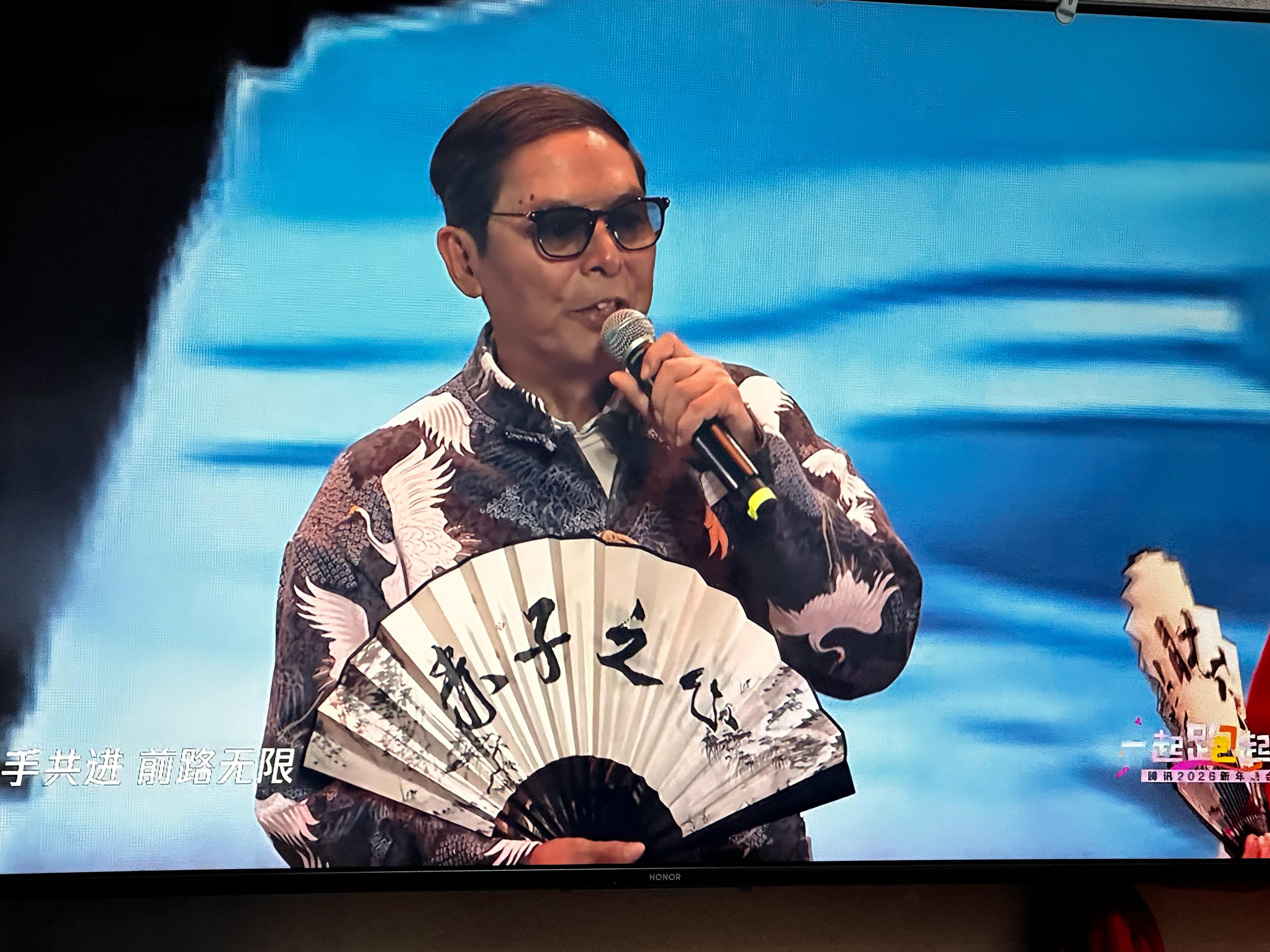 刚刚，小龙哥害羞的唱了一首歌