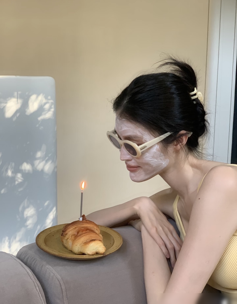 37岁何穗过生日，脸上敷着面膜就出镜了。没订酒店，没摆九宫格精修图，更没切那个翻糖大蛋糕。桌上就一个