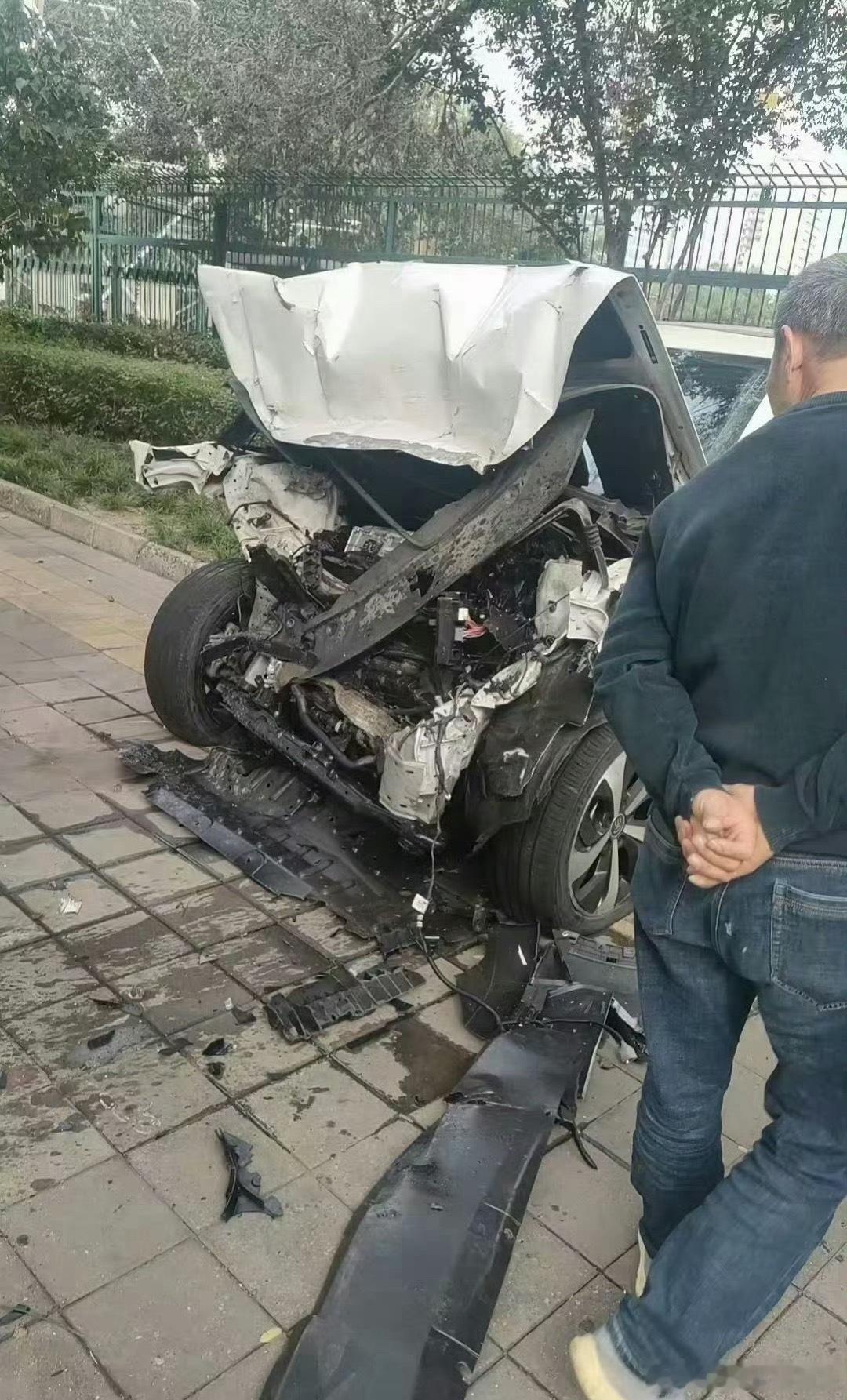 陈震劳斯莱斯发生车祸见识到了真正车圈第一人，这热搜上的，上一次见还是在流量小鲜肉