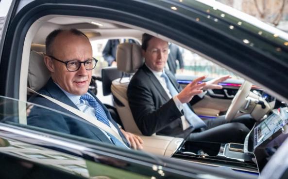 2月26日，德国总理默茨在北京参观了梅赛德斯-奔驰后，突然失去了“自信”。因为当