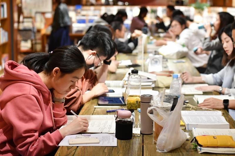 常听人说“读书人天生就是打工的命”，想想还真有点道理。很多读书时的学霸，进职场后