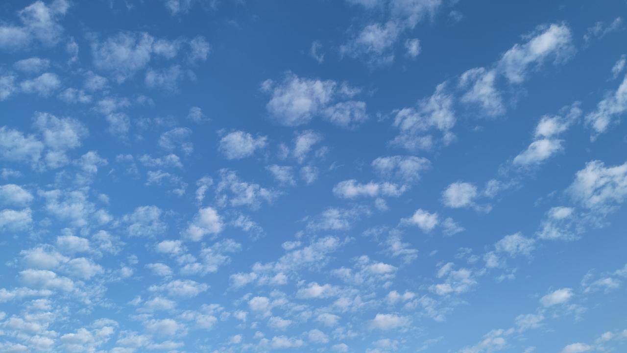 海南的云朵清晨，海南充满着清新的气息，天高云淡，椰风徐徐，人爽心悦！