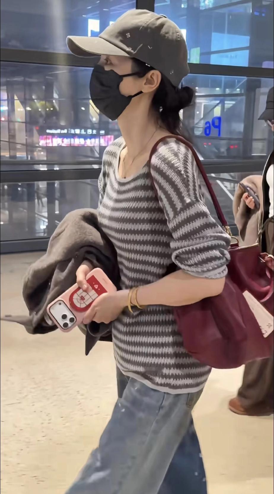 实锤了吧！怀过孕的人都知道，这不像，一点也不像。而且董璇都这个高龄了，哪