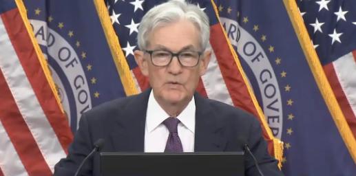 美联储换届大戏越看越有料。 看似平平无奇的美联储议息会议，实则藏着两大劲爆猛