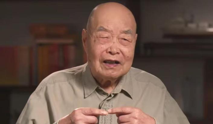 1943年，汉奸们抓了一个女八路，保长却百般阻拦，汉奸大怒，正要发脾气，保长解释