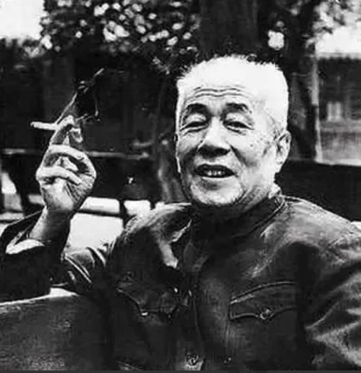 1947年，地下党员王冶秋走到院子时，一下愣住，几名正特务围着他的勤务兵，指着王