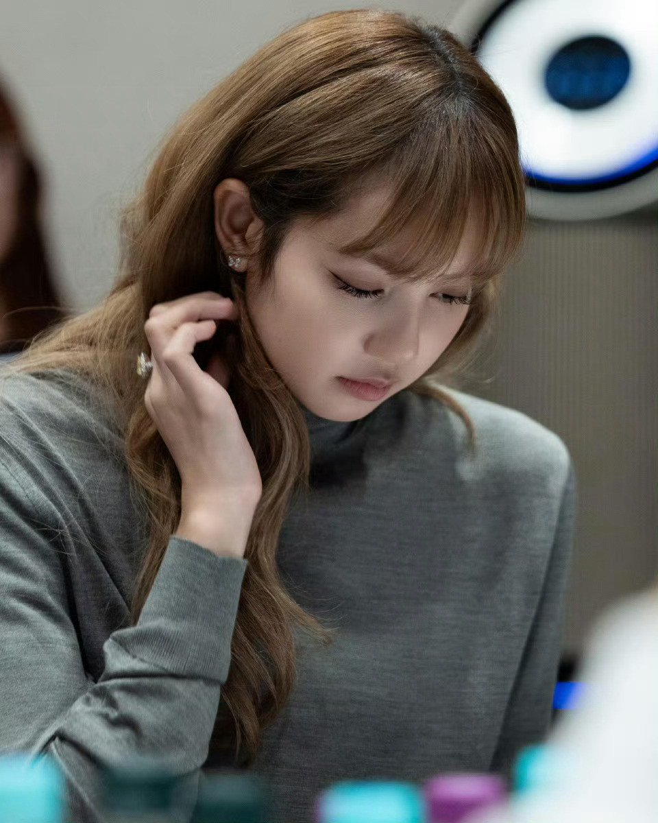 好漂亮的女演员Lisa呀，霞儿拍摄顺利🥰