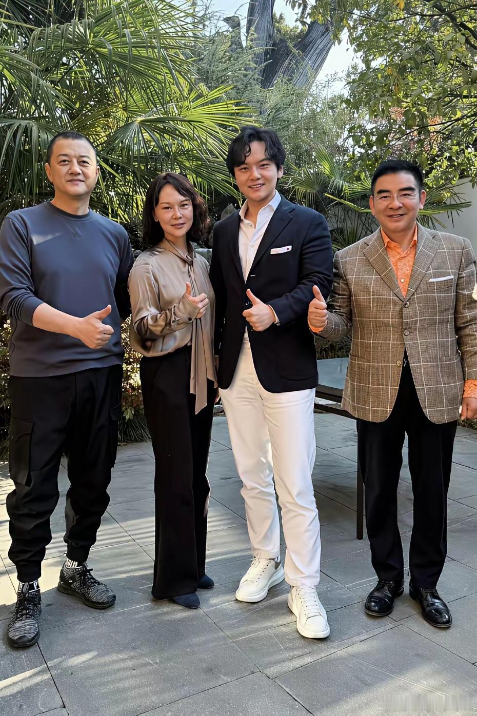 大年初六，李亚鹏在陈光标家作客，勉励陈光标小儿子陈环保并给他送行。李亚鹏刚与大冰