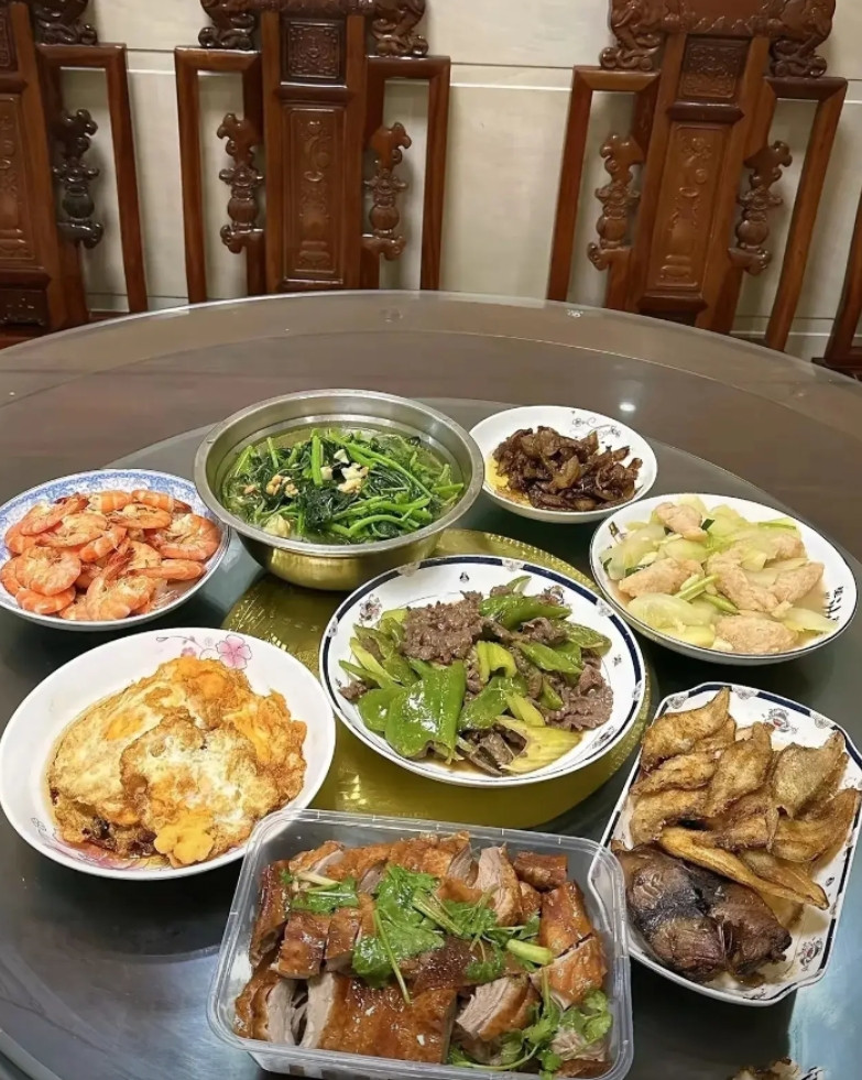 这样的饭菜，你有食欲吗？今天晚上又是老妈下厨，她每次做饭都猛放肉。瞅瞅这一桌