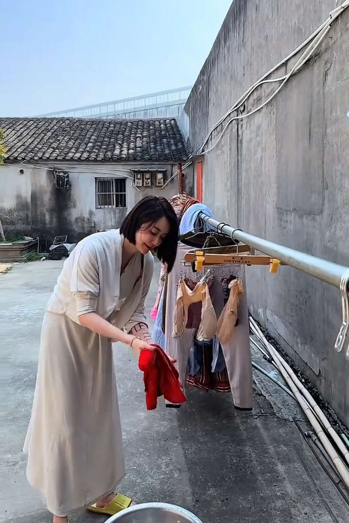 嫂子原本是城里的白领，嫁来农村当了家庭主妇。