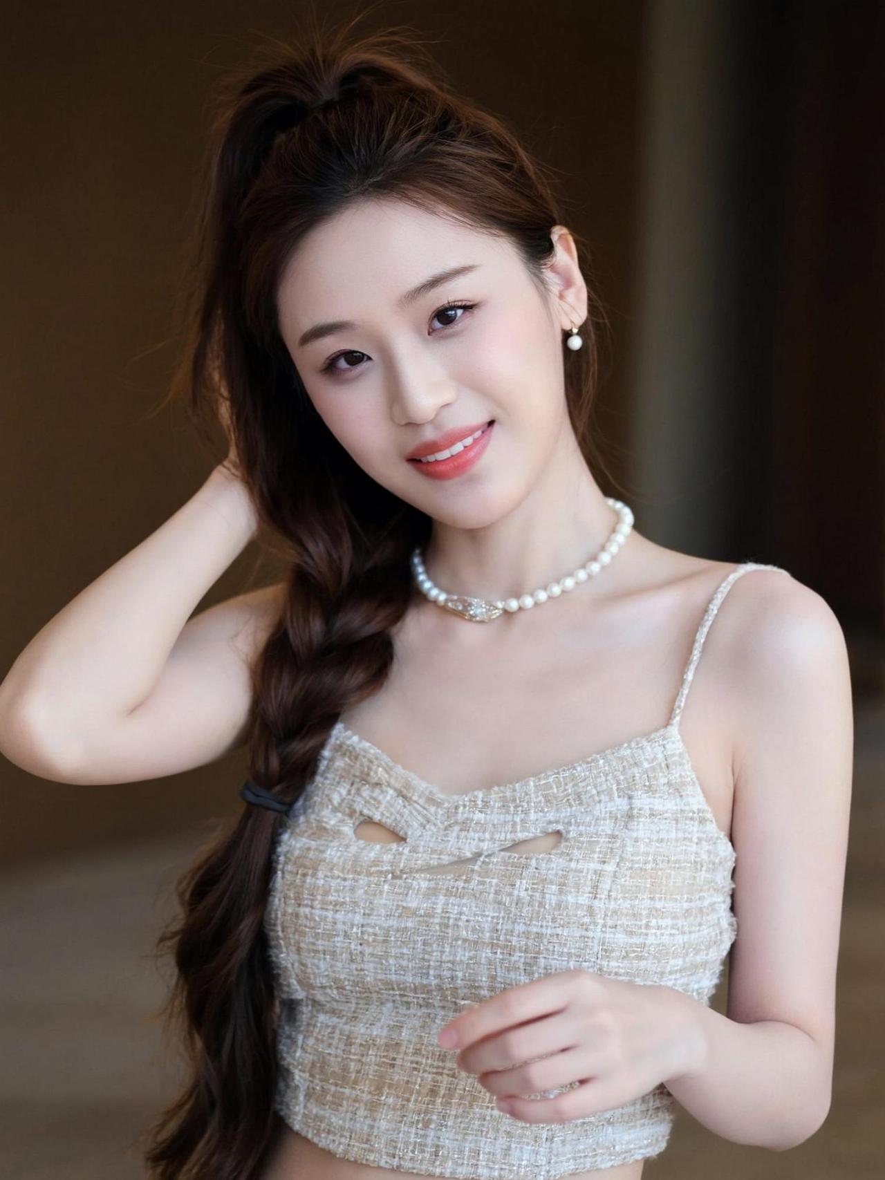 珍珠项链在阳光下闪烁，仿佛捕捉了时间的光芒。轻柔的纱质衣物，如同云朵般飘逸，衬托