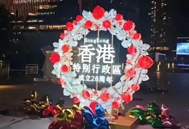 七一的香港，看到这个设计，让人有些浮想联翩。究竟是纪念，还是怀念，乃至悼念——
