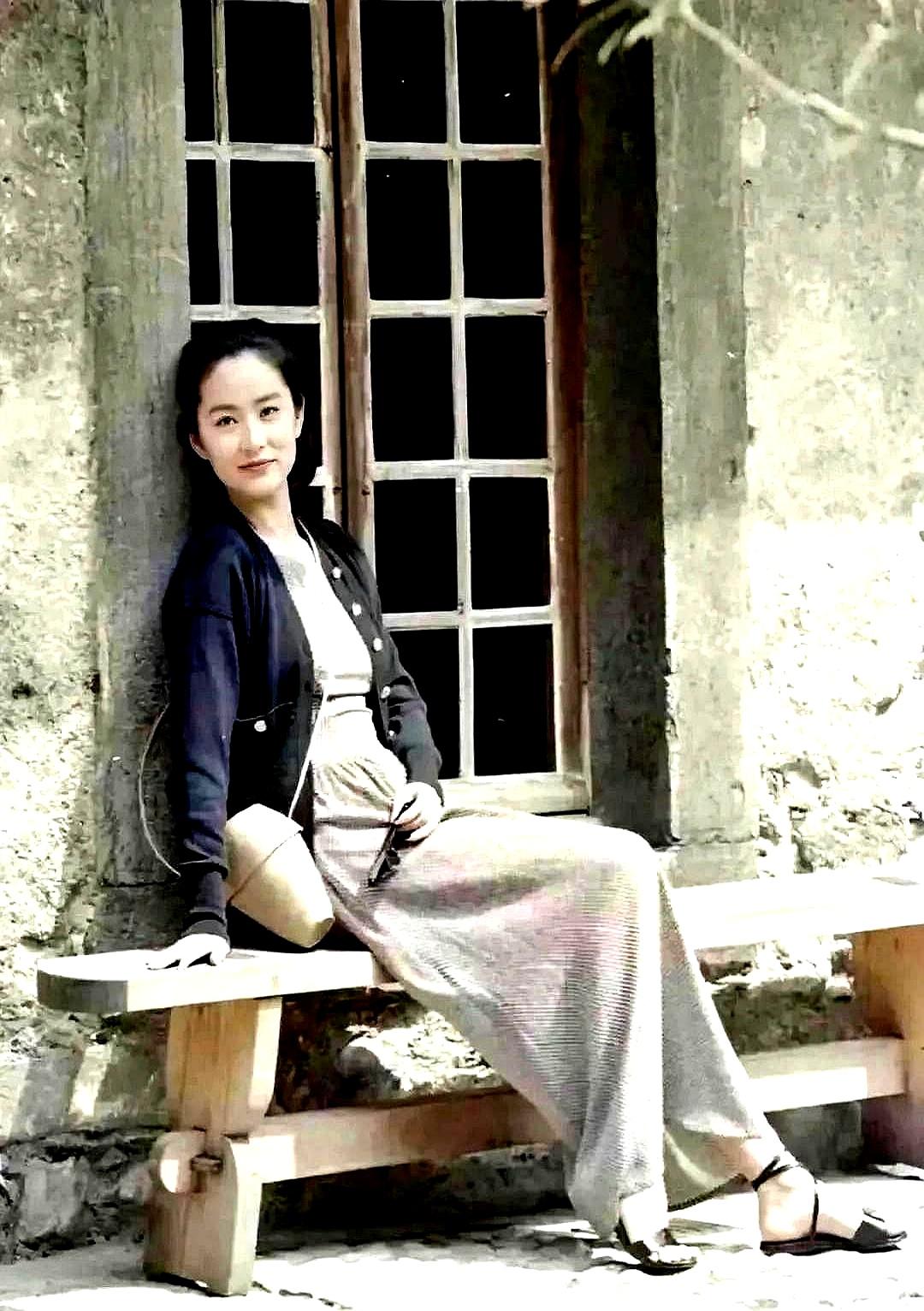 1991年，林青霞在欧洲录制节目期间留下了一张罕见留影。她根本没把工作当