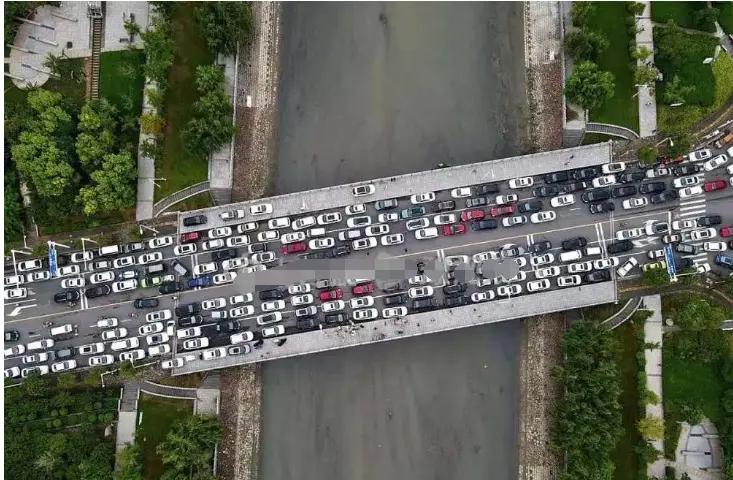 城市下大雨，能不能把车停在高架上？郑州给了答案。8月12日凌晨，郑州高架桥上