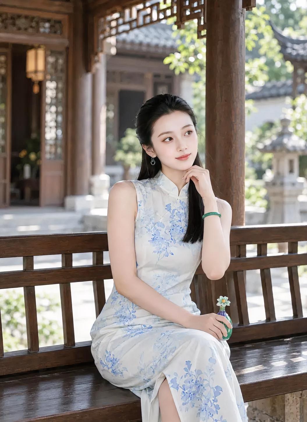 《亭间青花韵》米白旗袍，晕染青花浅淡，立领盘扣，轻锁岁月温婉。玉镯凝