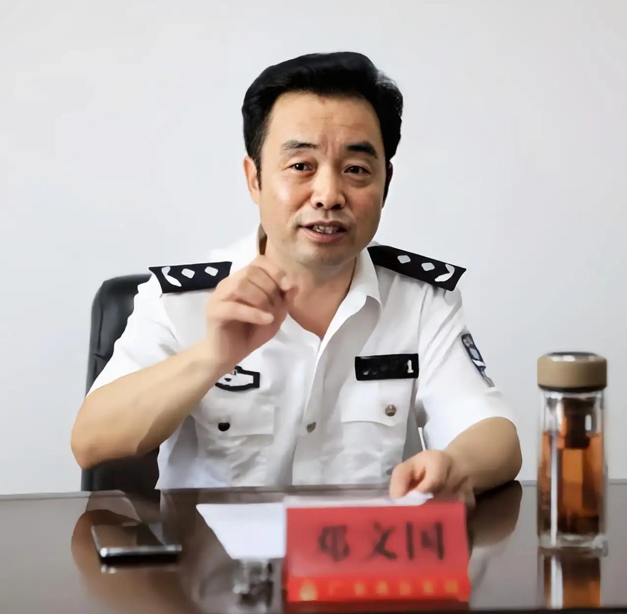 邓文国是1959年生人，先后在巴中、阿坝、广安三地公安系统任职多年，退休前坐到了