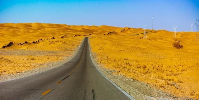 穿越在茫茫沙漠中的塔里木沙漠公路如今已成为沙漠中的绿色长城