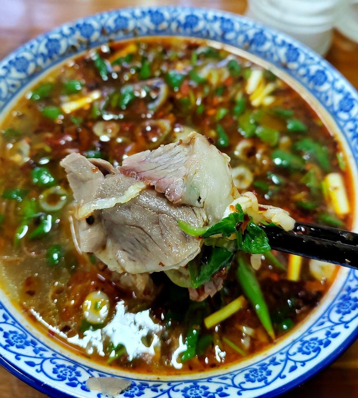 就这一口汤，喝下去，我心里就俩字：踏实。网上都快把这家新开的“艳艳牛肉汤”给刷