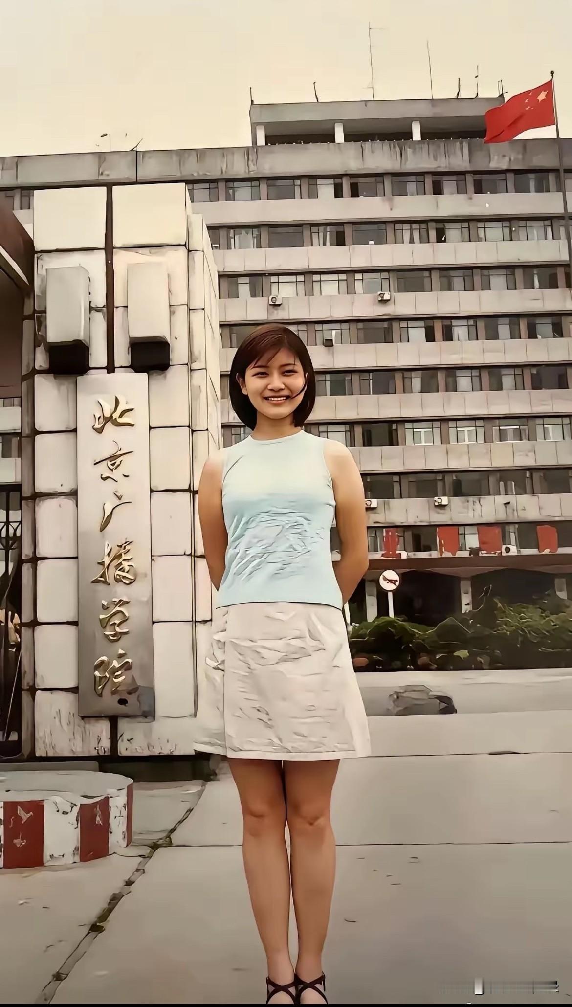 23岁时的胡可与母校大门口的一张合影基因强大，俩儿子都像她帅爸爸的基因被打