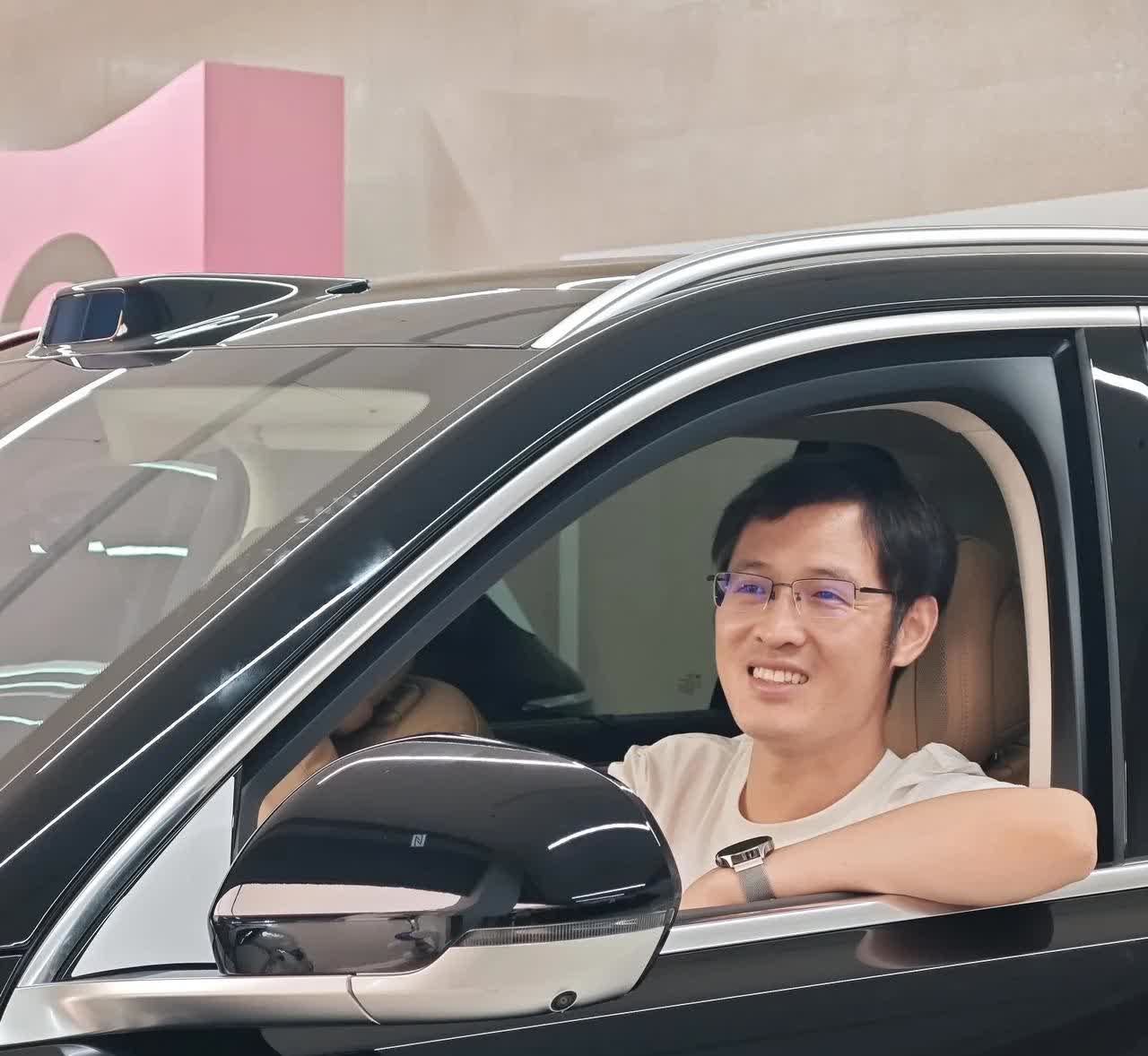 在上海蹭了一下朋友的问界M8提车仪式，全能型家庭智慧旗舰中大型SUV。空间很大，