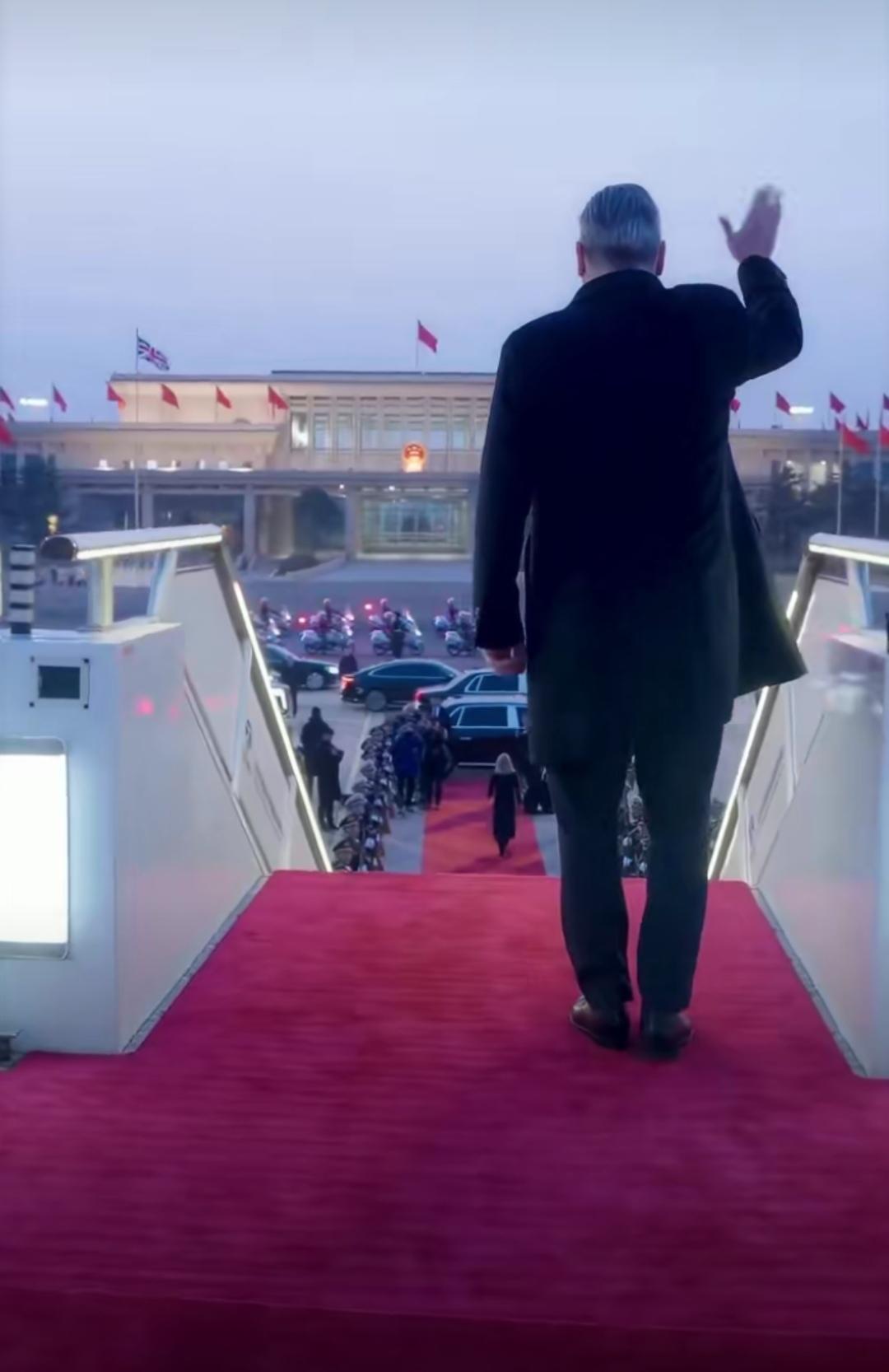 斯塔默昨晚第一餐在三里屯“一坐一忘”云南菜馆。我方服务生全英文无障碍交流。[憨笑