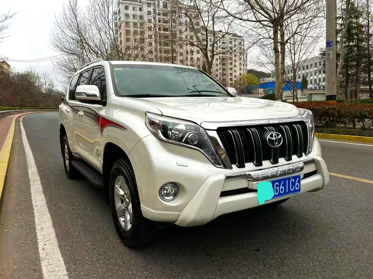 这是中东版的普拉多低配，你们不知道的是，这个车可能已经换过好几个行驶证了。所以普