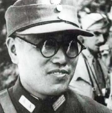 辽沈战役中，廖耀湘让宪兵枪毙作战不力的师长戴海容，戴海容看到宪兵后，命令卫兵：