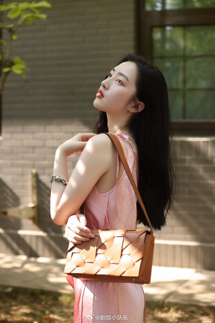 邓恩熙明媚具象化了邓恩熙好明媚一女孩浅黄色和邓恩熙的适配度太高了。她站在那里，