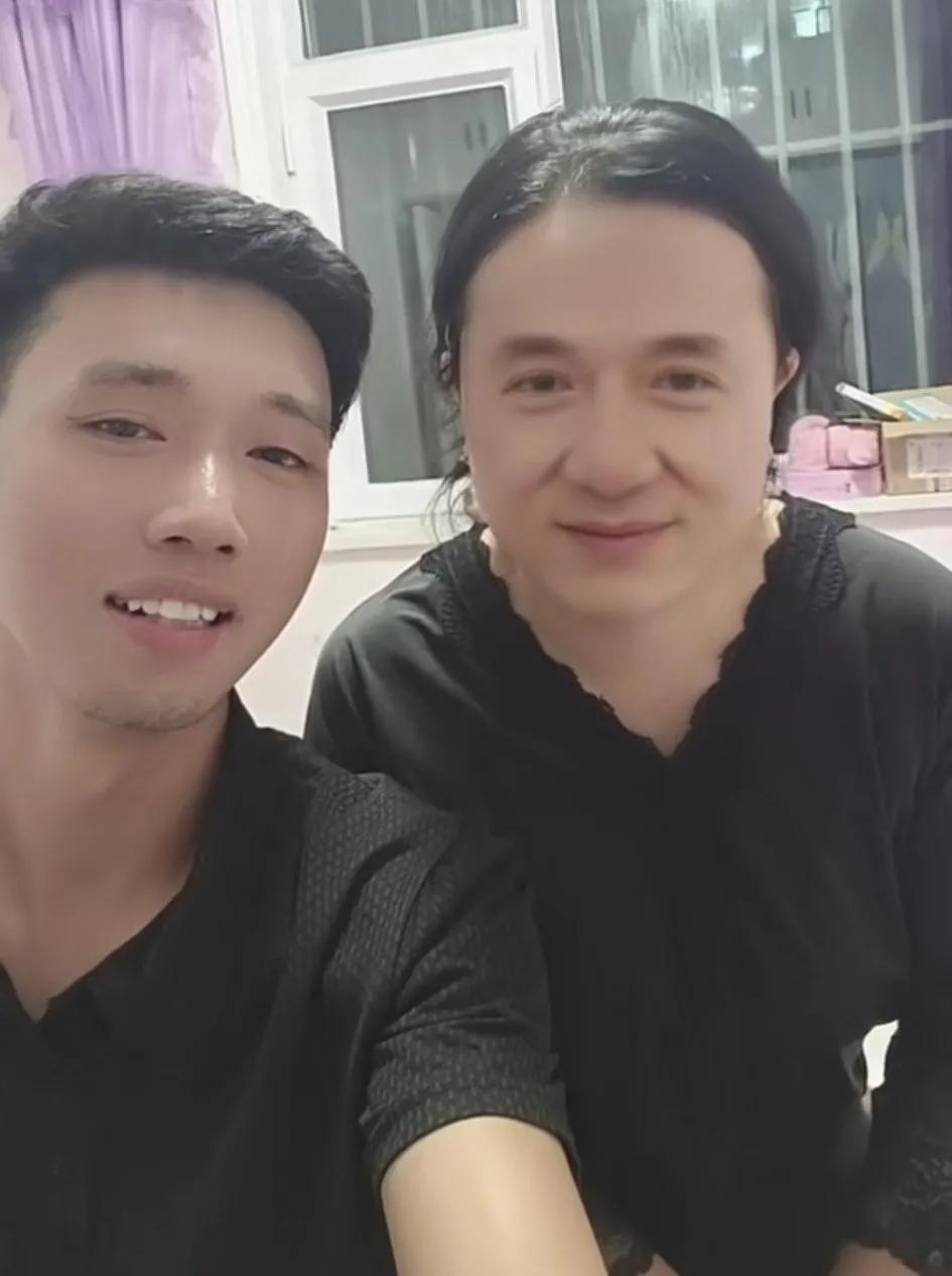 一男子娶了明星“成龙”做“老婆”，你一定觉得很奇怪吧？一个男子在网上哂出了自己和