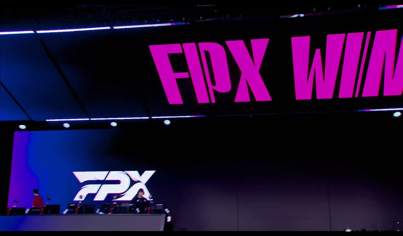 惊天大__!!wei连丢三龙今晚登峰组FPX先下一城梦回s11世界赛被jiej