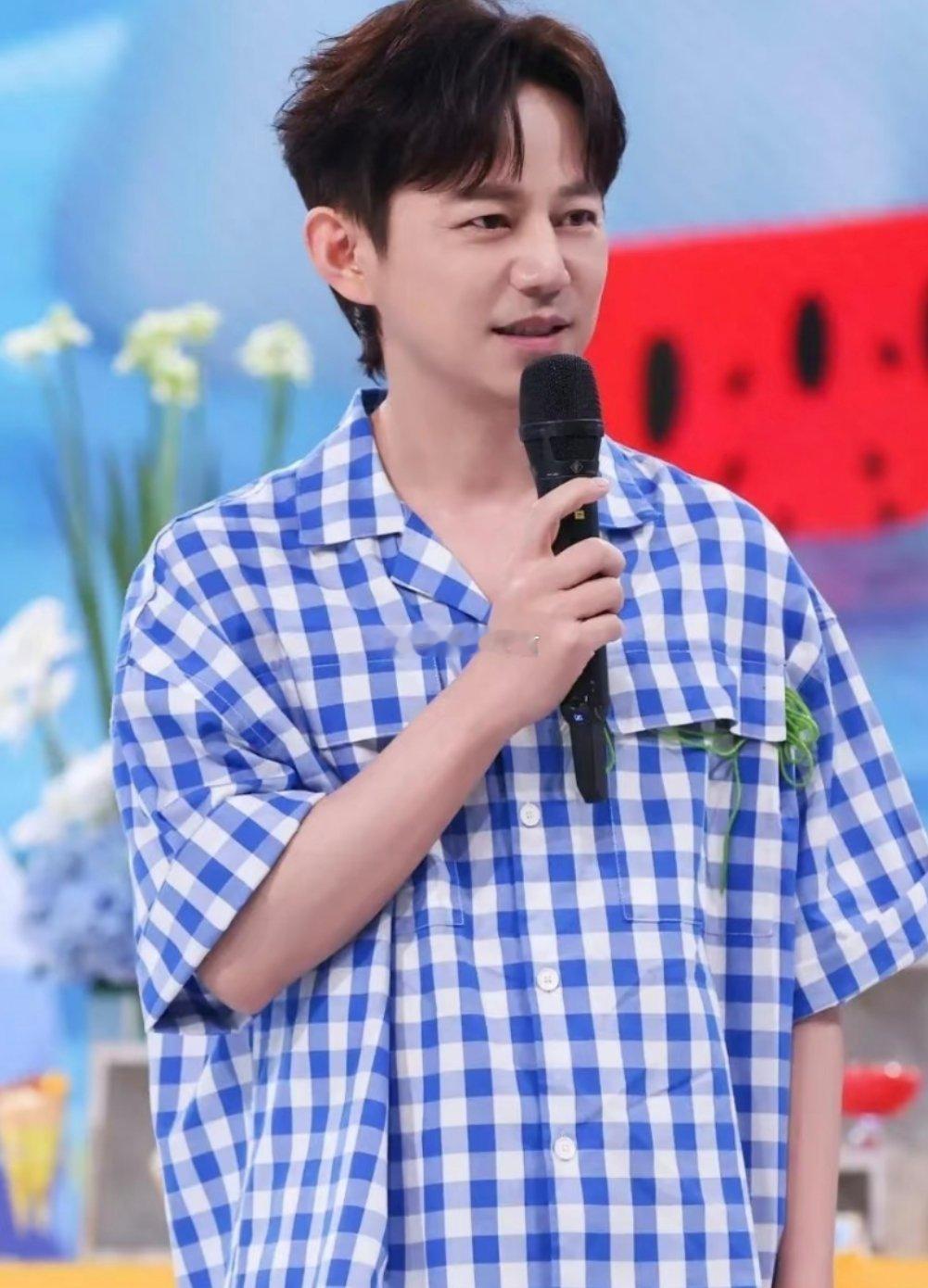 吃瓜不信瓜等官宣🍉1.歌手2026明天官宣定档，何炅苏醒作为主持人，侯佩岑