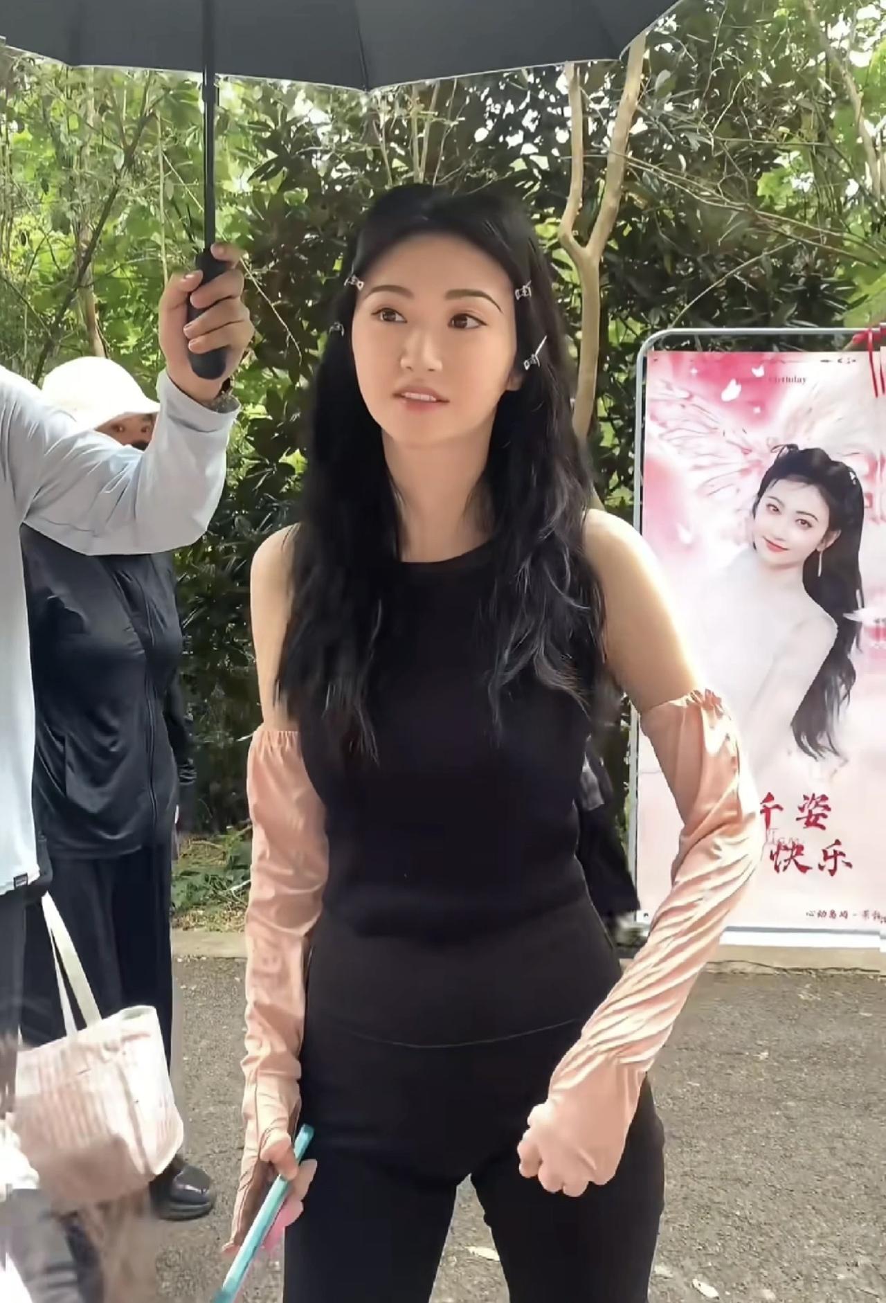 景甜近照，拍戏路透，一身黑色系穿搭，身材苗条又好看，与粉丝热聊，提醒：“你们别中