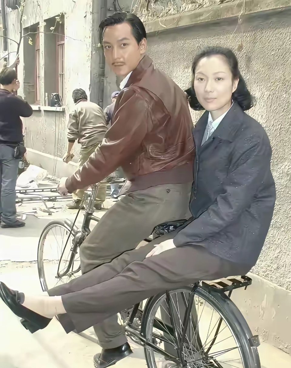 两位香港明星年轻时的照片，你能认出来吗​