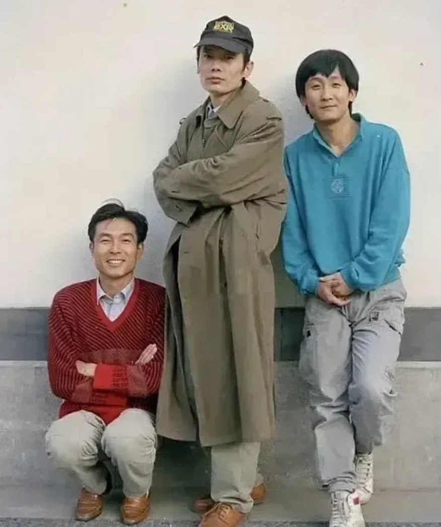 万万没有想到，葛大爷年轻时头发就不富裕，难怪会带一个帽子。[大笑][大笑][大笑