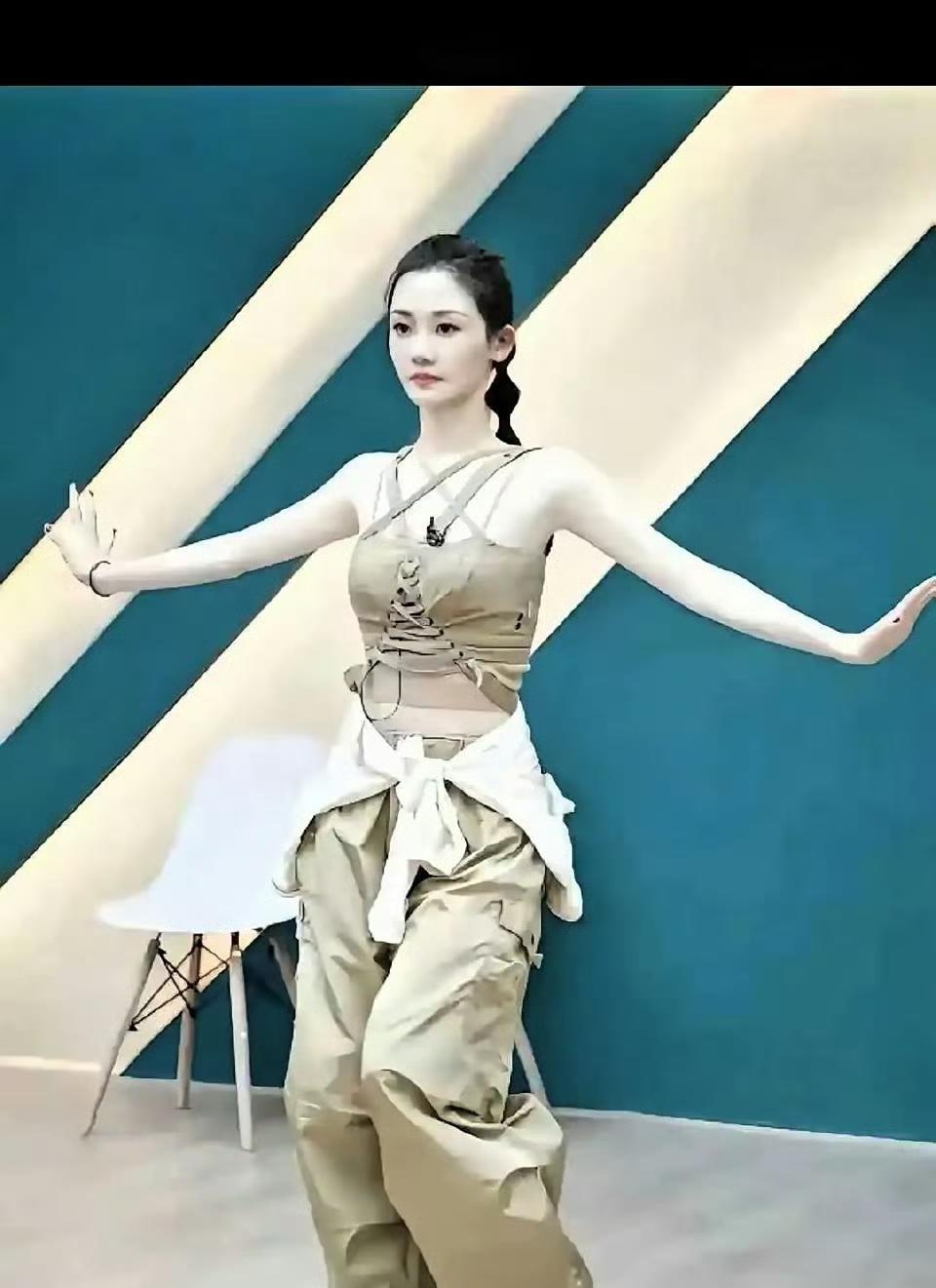 郑凯就说过，她认识苗苗的时候，第一眼就觉得这姑娘好嫩才追的