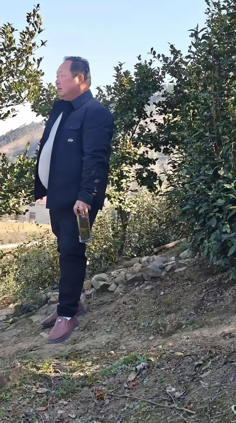 我村有一个人，干什么都没有落到人后。家里买电视机是全村第一，拆了瓦房盖砖房也是第
